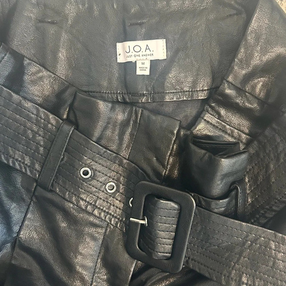 J.O.A high wasted belted barrel leg faux leather pants! Pictures no justice!Sz.M - Picture 2 of 9